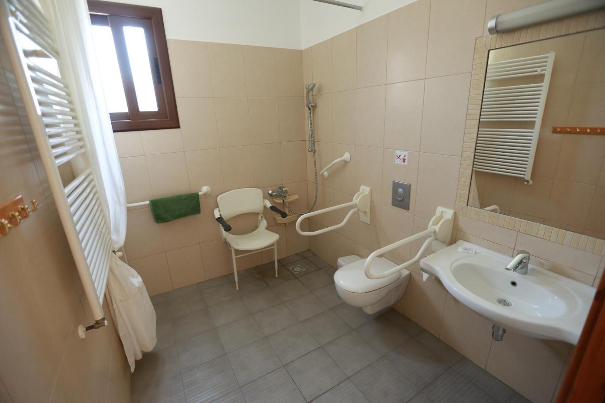 C & A Hotel Apartments Polis Bagian luar foto