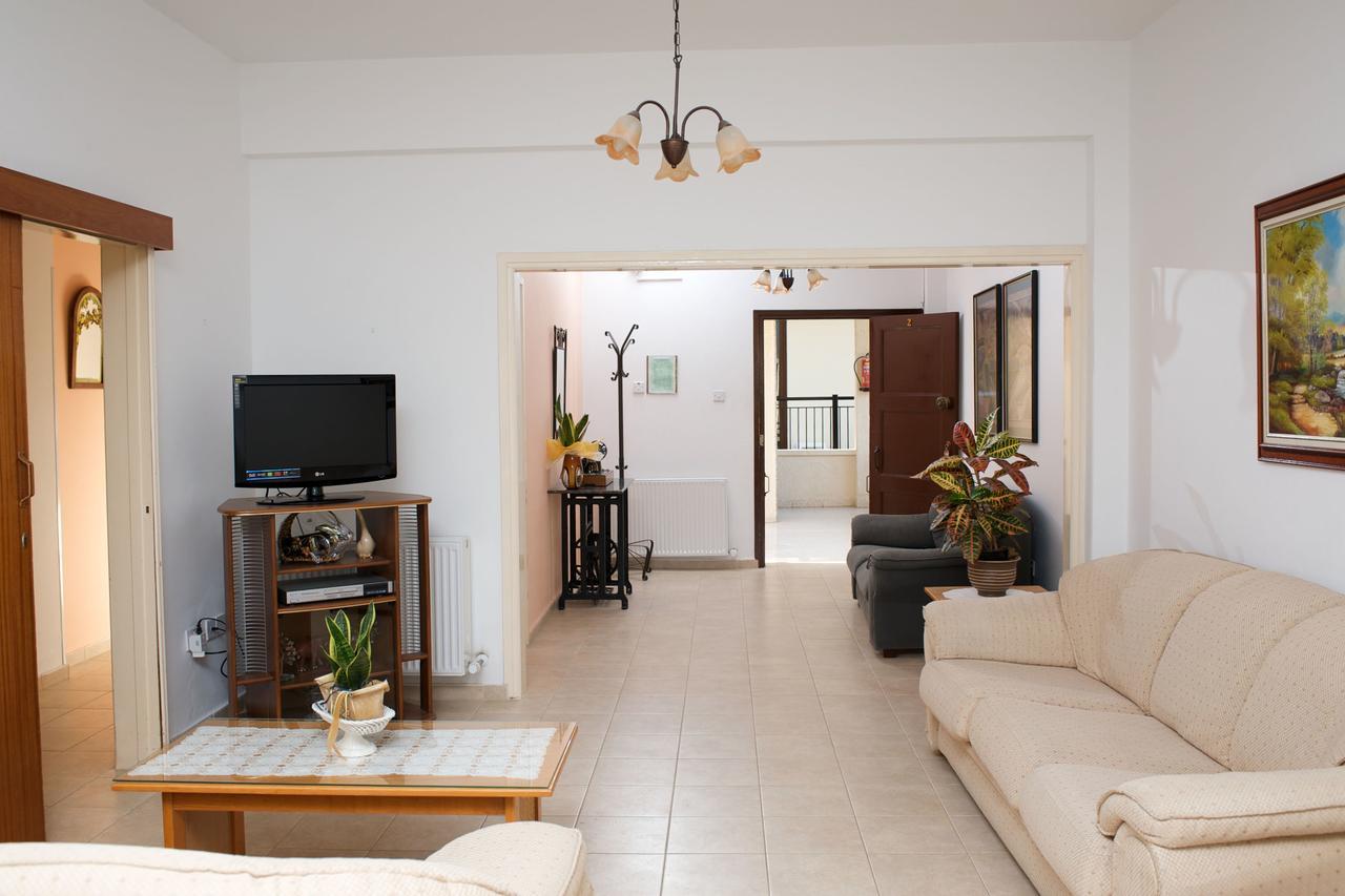 C & A Hotel Apartments Polis Bagian luar foto